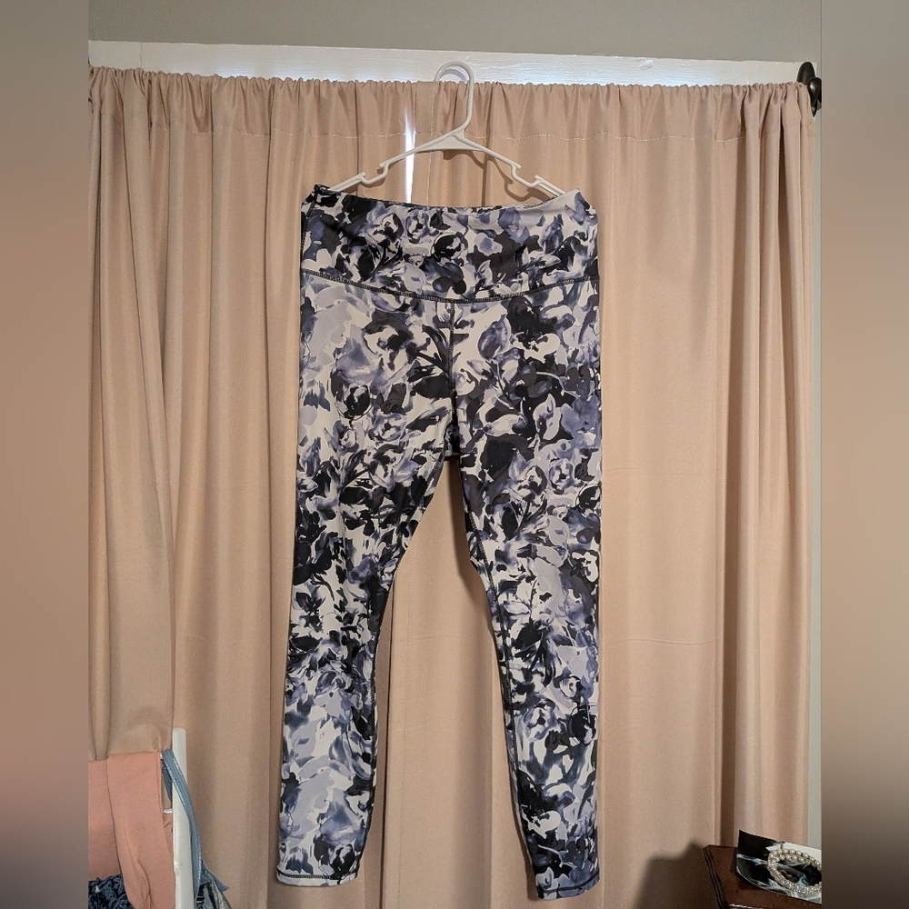 GAIAM Black and White Abstract Leggings